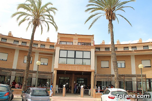 Los mayores de la Residencia La Pursima celebran la Feria de Abril 2017  - 1