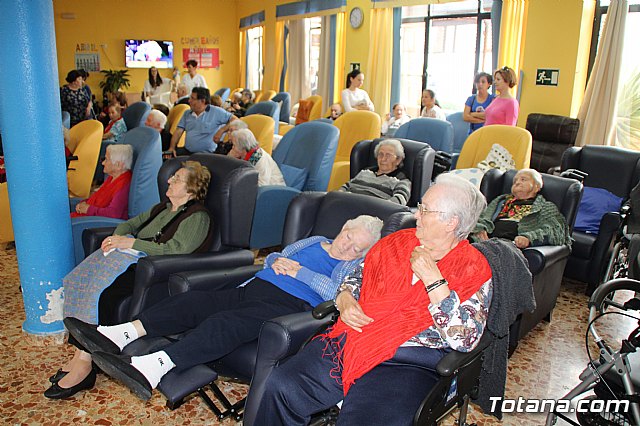 Los mayores de la Residencia La Pursima celebran la Feria de Abril 2017  - 22