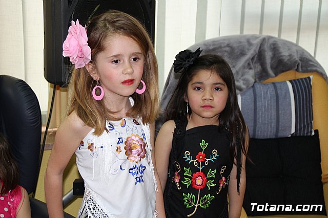 Los mayores de la Residencia La Pursima celebran la Feria de Abril 2017  - 33