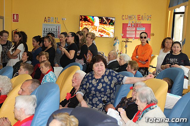 Los mayores de la Residencia La Pursima celebran la Feria de Abril 2017  - 40