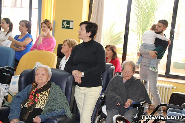 Los mayores de la Residencia La Pursima celebran la Feria de Abril 2017  - 43