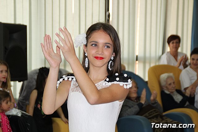 Los mayores de la Residencia La Pursima celebran la Feria de Abril 2017  - 45