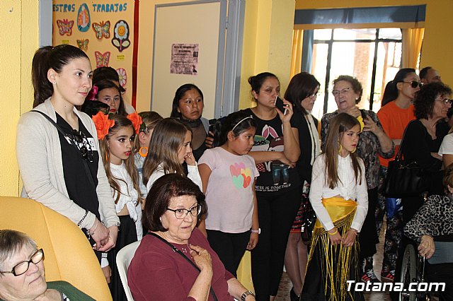 Los mayores de la Residencia La Pursima celebran la Feria de Abril 2017  - 53