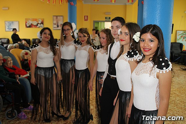 Los mayores de la Residencia La Pursima celebran la Feria de Abril 2017  - 56