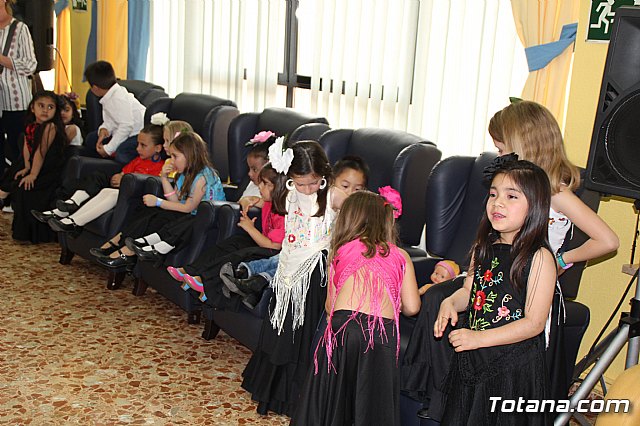 Los mayores de la Residencia La Pursima celebran la Feria de Abril 2017  - 57