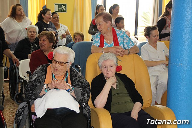 Los mayores de la Residencia La Pursima celebran la Feria de Abril 2017  - 58