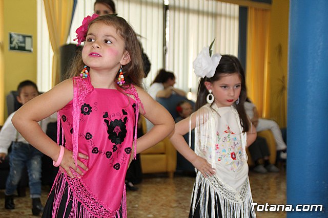 Los mayores de la Residencia La Pursima celebran la Feria de Abril 2017  - 60
