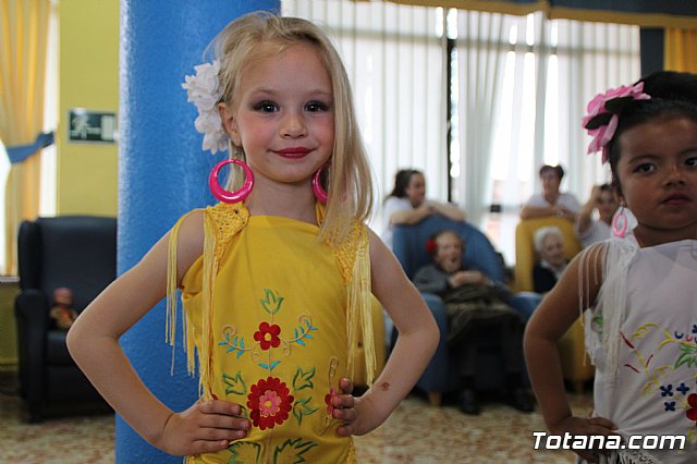 Los mayores de la Residencia La Pursima celebran la Feria de Abril 2017  - 65