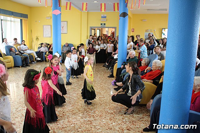 Los mayores de la Residencia La Pursima celebran la Feria de Abril 2017  - 70