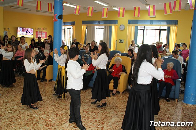 Los mayores de la Residencia La Pursima celebran la Feria de Abril 2017  - 73