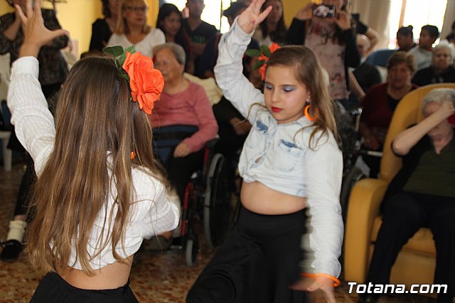 Los mayores de la Residencia La Pursima celebran la Feria de Abril 2017  - 76