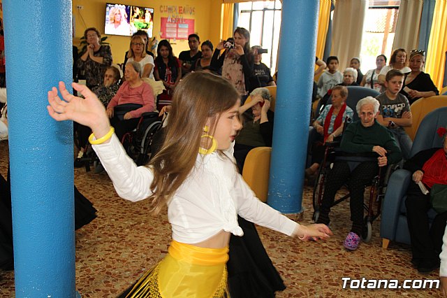 Los mayores de la Residencia La Pursima celebran la Feria de Abril 2017  - 77