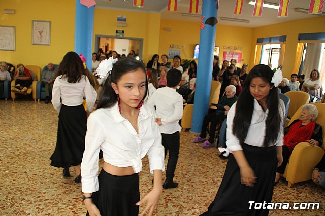 Los mayores de la Residencia La Pursima celebran la Feria de Abril 2017  - 79