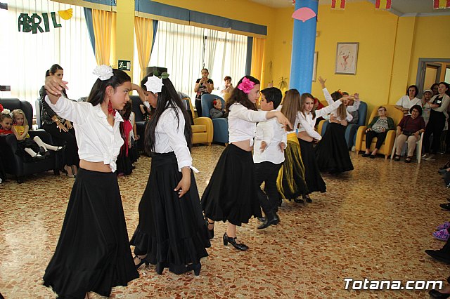 Los mayores de la Residencia La Pursima celebran la Feria de Abril 2017  - 82