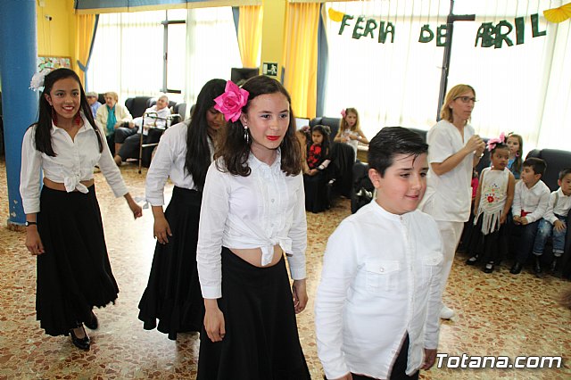 Los mayores de la Residencia La Pursima celebran la Feria de Abril 2017  - 86