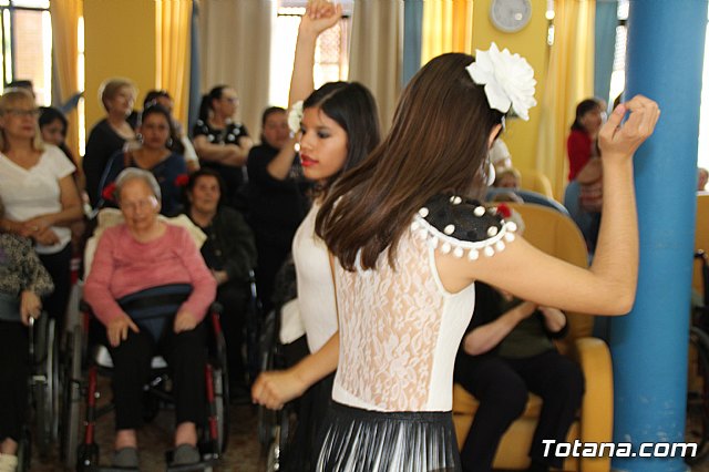 Los mayores de la Residencia La Pursima celebran la Feria de Abril 2017  - 93