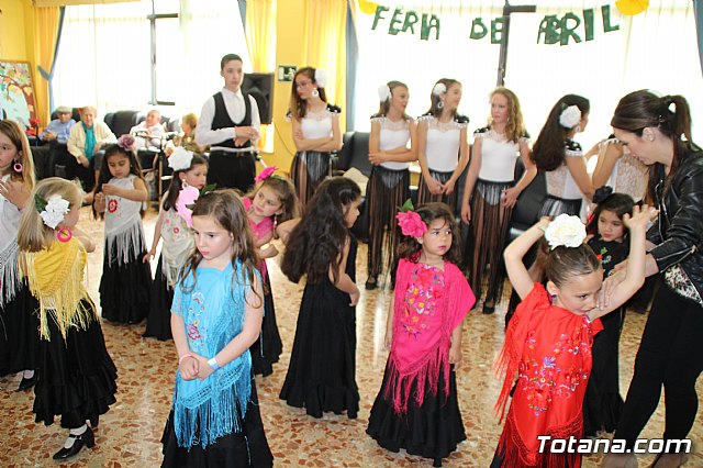 Los mayores de la Residencia La Pursima celebran la Feria de Abril 2017  - 97