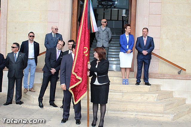 Libro, bandera, pregn y Escudo de Oro. 250 aniversario 