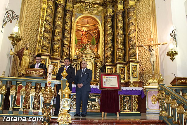 Libro, bandera, pregn y Escudo de Oro. 250 aniversario 