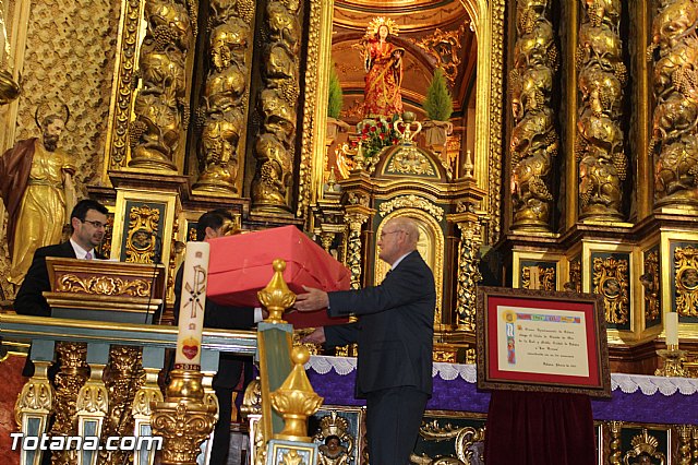 Libro, bandera, pregn y Escudo de Oro. 250 aniversario 