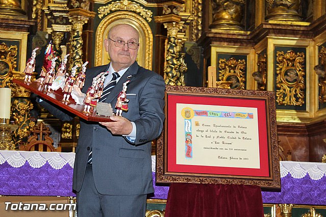 Libro, bandera, pregn y Escudo de Oro. 250 aniversario 