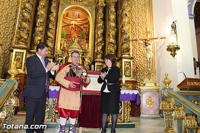 Libro, bandera, pregn y Escudo de Oro. 250 aniversario 