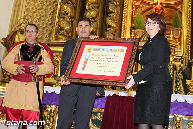 Libro, bandera, pregn y Escudo de Oro. 250 aniversario 