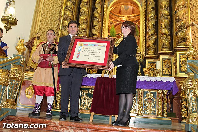 Libro, bandera, pregn y Escudo de Oro. 250 aniversario 