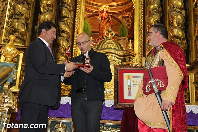 Libro, bandera, pregn y Escudo de Oro. 250 aniversario 