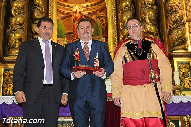 Libro, bandera, pregn y Escudo de Oro. 250 aniversario 