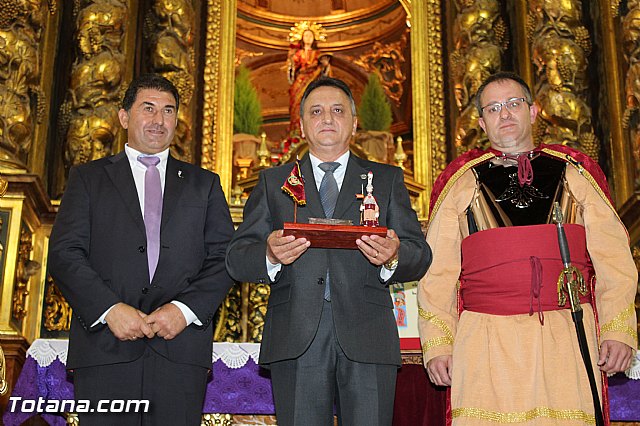 Libro, bandera, pregn y Escudo de Oro. 250 aniversario 