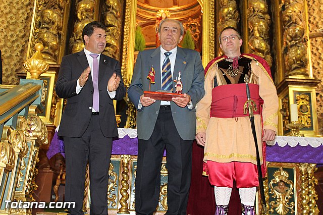 Libro, bandera, pregn y Escudo de Oro. 250 aniversario 