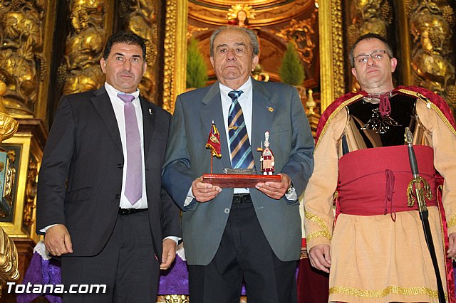 Libro, bandera, pregn y Escudo de Oro. 250 aniversario 