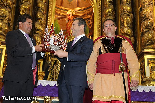 Libro, bandera, pregn y Escudo de Oro. 250 aniversario 