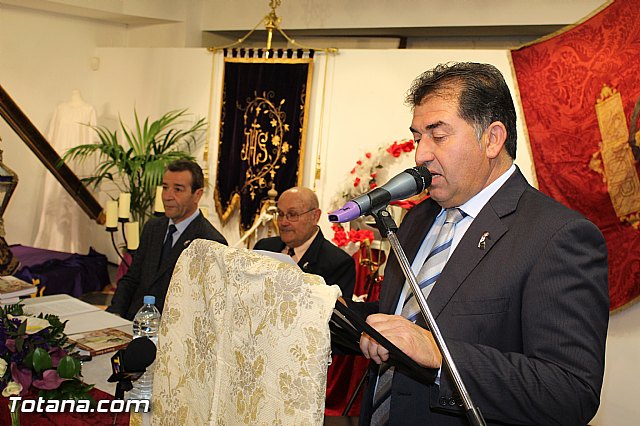 Libro, bandera, pregn y Escudo de Oro. 250 aniversario 