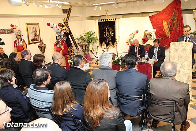 Libro, bandera, pregn y Escudo de Oro. 250 aniversario 