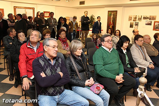 Libro, bandera, pregn y Escudo de Oro. 250 aniversario 