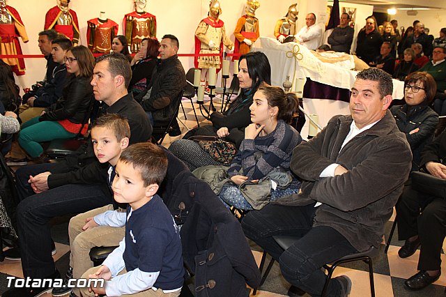 Libro, bandera, pregn y Escudo de Oro. 250 aniversario 