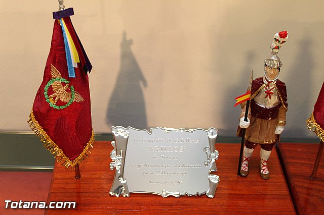 Libro, bandera, pregn y Escudo de Oro. 250 aniversario 