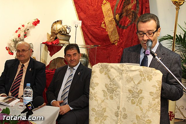 Libro, bandera, pregn y Escudo de Oro. 250 aniversario 