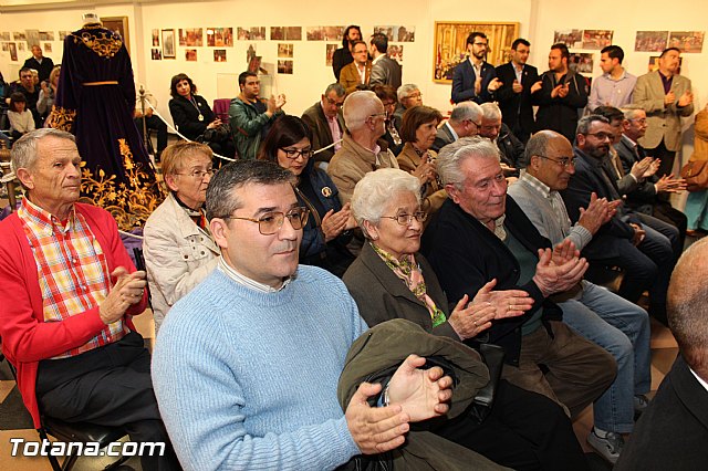 Libro, bandera, pregn y Escudo de Oro. 250 aniversario 