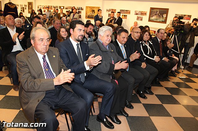 Libro, bandera, pregn y Escudo de Oro. 250 aniversario 