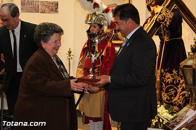 Libro, bandera, pregn y Escudo de Oro. 250 aniversario 