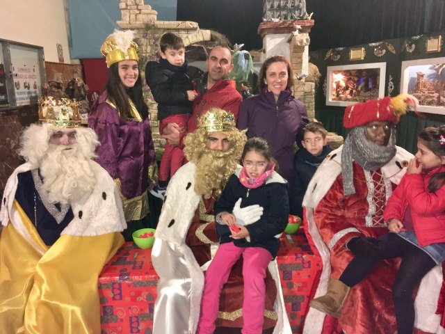 La Hermandad de Jess en el Calvario y Santa Cena recibe en Ao Nuevo la visita de SSMM los Reyes Magos  - 1