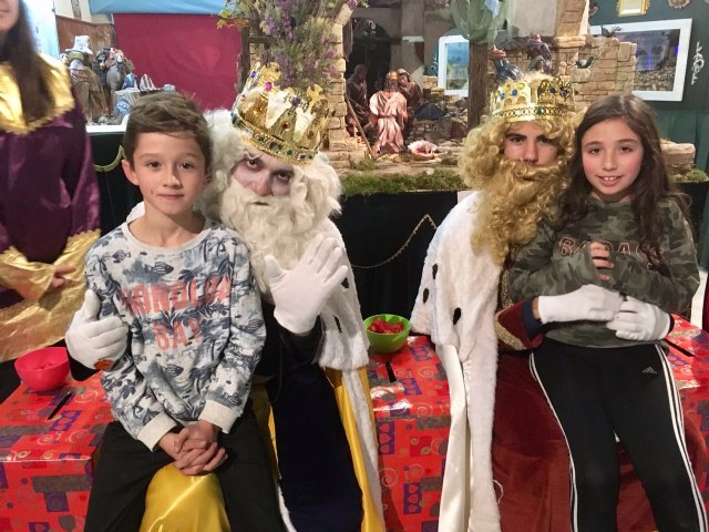 La Hermandad de Jess en el Calvario y Santa Cena recibe en Ao Nuevo la visita de SSMM los Reyes Magos  - 6
