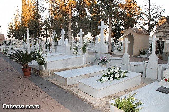Cementerio. Das previos a Todos los Santos - 13