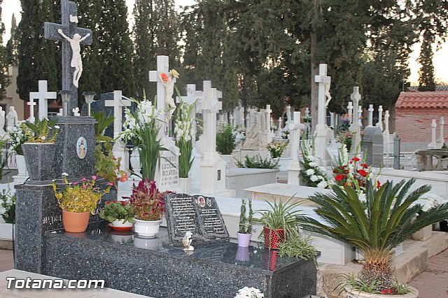 Cementerio. Das previos a Todos los Santos - 80