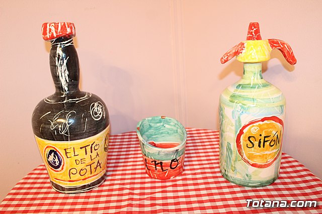 Exposicin de obras de cermica 