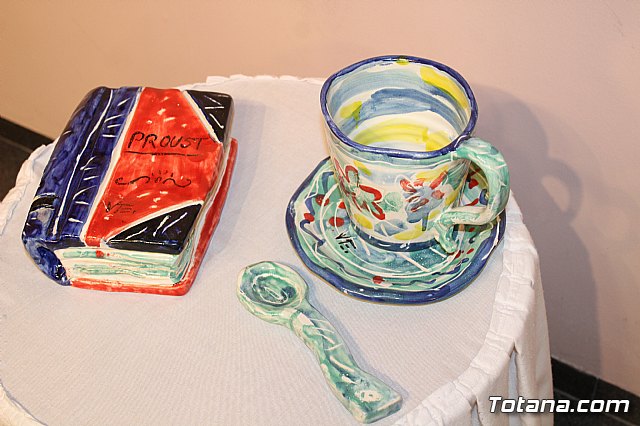 Exposicin de obras de cermica 