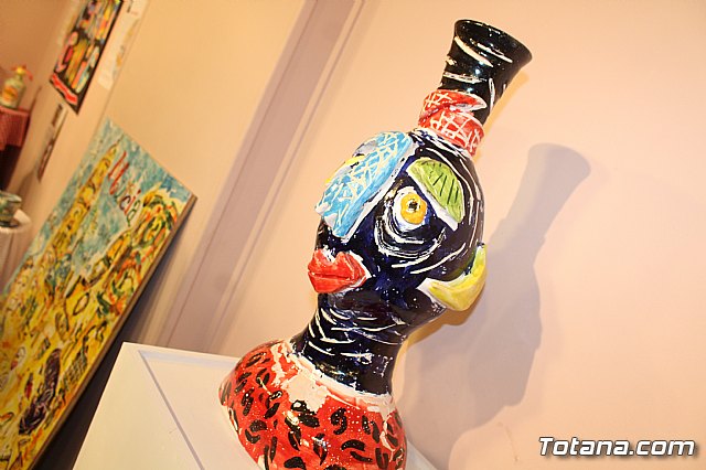 Exposicin de obras de cermica 